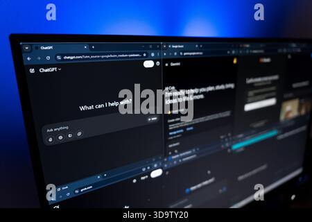 Le interfacce ai ChatGPT e Google Gemini vengono visualizzate fianco a fianco su un ampio monitor Foto Stock