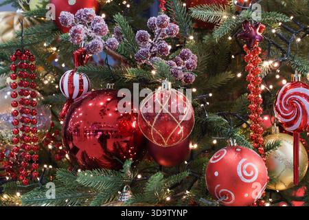 Striscione con giocattoli di Natale su un albero verde. decorazioni per l'anno nuovo, buon natale. decorazioni per l'anno nuovo, buon natale. Foto Stock