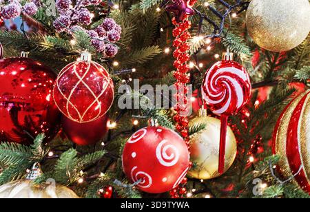 Striscione con giocattoli di Natale su un albero verde Foto Stock
