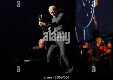 Midge Ure Live bei der 40. La notte dei Proms 2025 nella der ZAG Arena. Hannover, 04.12.2025 *** Midge Ure live alla 40 Night of the Proms 2025 nella ZAG Arena di Hannover, 04 12 2025 foto:XC.xSpeidelx/xFuturexImagex notp hannover 5504 Foto Stock