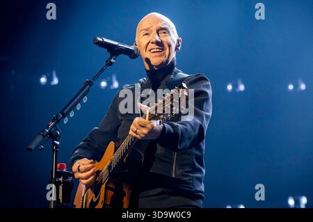 Midge Ure Live bei der 40. La notte dei Proms 2025 nella der ZAG Arena. Hannover, 04.12.2025 *** Midge Ure live alla 40 Night of the Proms 2025 nella ZAG Arena di Hannover, 04 12 2025 foto:XC.xSpeidelx/xFuturexImagex notp hannover 5507 Foto Stock