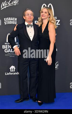 Wigald boning mit Ehefrau Teresa boning bei der 20. McDonald's Benefiz Gala zugunsten der McDonald's Kinderhilfe Stiftung nei den Eisbach Studios. München, 06.12.2025 *** Wigald disossando con sua moglie Teresa al Gala di beneficenza 20 McDonald's in aiuto della McDonald's Childrens Aid Foundation presso gli Eisbach Studios di Monaco, 06 12 2025 foto:XB.xInsingerx/xFuturexImagex mcdonalds 5223 Foto Stock