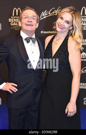 Wigald boning mit Ehefrau Teresa boning bei der 20. McDonald's Benefiz Gala zugunsten der McDonald's Kinderhilfe Stiftung nei den Eisbach Studios. München, 06.12.2025 *** Wigald disossando con sua moglie Teresa al Gala di beneficenza 20 McDonald's in aiuto della McDonald's Childrens Aid Foundation presso gli Eisbach Studios di Monaco, 06 12 2025 foto:XB.xInsingerx/xFuturexImagex mcdonalds 5225 Foto Stock