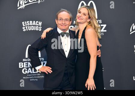 Wigald boning mit Ehefrau Teresa boning bei der 20. McDonald's Benefiz Gala zugunsten der McDonald's Kinderhilfe Stiftung nei den Eisbach Studios. München, 06.12.2025 *** Wigald disossando con sua moglie Teresa al Gala di beneficenza 20 McDonald's in aiuto della McDonald's Childrens Aid Foundation presso gli Eisbach Studios di Monaco, 06 12 2025 foto:XB.xInsingerx/xFuturexImagex mcdonalds 5226 Foto Stock