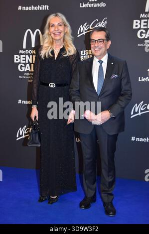 Saskia Greipl-Kostantinidis und Stavros Kostantinidis bei der 20. McDonald's Benefiz Gala zugunsten der McDonald's Kinderhilfe Stiftung nei den Eisbach Studios. München, 06.12.2025 *** Saskia Greipl Kostantinidis e Stavros Kostantinidis al 20 McDonald's Benefit Gala in aiuto della McDonald's Childrens Aid Foundation agli Eisbach Studios di Monaco, 06 12 2025 foto:XB.xInsingerx/xFuturexImagex mcdonalds 5316 Foto Stock