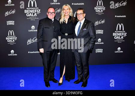 Clemens Baumgärtner, Saskia Greipl-Kostantinidis und Stavros Kostantinidis bei der 20. McDonald's Benefiz Gala zugunsten der McDonald's Kinderhilfe Stiftung nei den Eisbach Studios. München, 06.12.2025 *** Clemens Baumgärtner, Saskia Greipl Kostantinidis e Stavros Kostantinidis al 20 McDonald's Benefit Gala in aiuto della McDonald's Childrens Aid Foundation agli Eisbach Studios di Monaco, 06 12 2025 foto:XB.xInsingerx/xFuturexImagex mcdonalds 5319 Foto Stock