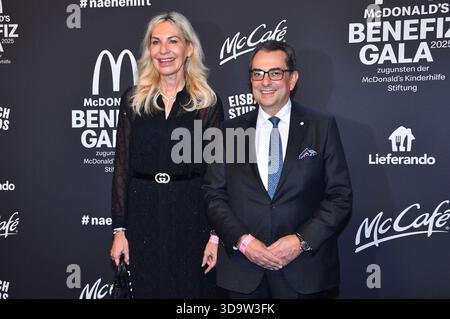 Saskia Greipl-Kostantinidis und Stavros Kostantinidis bei der 20. McDonald's Benefiz Gala zugunsten der McDonald's Kinderhilfe Stiftung nei den Eisbach Studios. München, 06.12.2025 *** Saskia Greipl Kostantinidis e Stavros Kostantinidis al 20 McDonald's Benefit Gala in aiuto della McDonald's Childrens Aid Foundation agli Eisbach Studios di Monaco, 06 12 2025 foto:XB.xInsingerx/xFuturexImagex mcdonalds 5318 Foto Stock