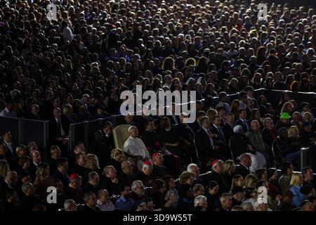 Vaticano, Italia. 6 dicembre 2025. Papa Leone XIV visto durante il concerto. Papa Leone XIV ha partecipato al concerto per i poveri organizzato in Vaticano con una performance del cantante canadese Michael Steven Buble e della cantante Serena Autieri presso la sala Paolo vi. Credito: SOPA Images Limited/Alamy Live News Foto Stock