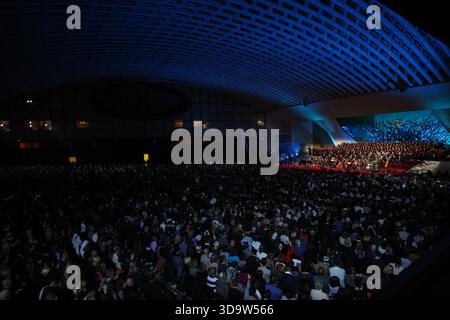 Vaticano, Italia. 6 dicembre 2025. Panoramica generale della sala Paolo vi. Papa Leone XIV ha partecipato al concerto per i poveri organizzato in Vaticano con una performance del cantante canadese Michael Steven Buble e della cantante Serena Autieri presso la sala Paolo vi. Credito: SOPA Images Limited/Alamy Live News Foto Stock