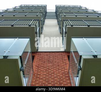 Architettura moderna, simmetria dei balconi Foto Stock