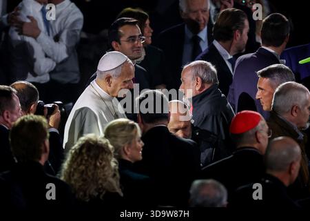 Vaticano, Italia. 6 dicembre 2025. Il pontefice saluta i poveri che sono venuti al concerto. Papa Leone XIV ha partecipato al concerto per i poveri organizzato in Vaticano con una performance del cantante canadese Michael Steven Buble e della cantante Serena Autieri presso la sala Paolo vi. (Foto di Marco Iacobucci/SOPA Images/Sipa USA) credito: SIPA USA/Alamy Live News Foto Stock
