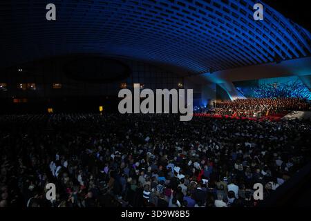 Vaticano, Italia. 6 dicembre 2025. Panoramica generale della sala Paolo vi. Papa Leone XIV ha partecipato al concerto per i poveri organizzato in Vaticano con una performance del cantante canadese Michael Steven Buble e della cantante Serena Autieri presso la sala Paolo vi. (Foto di Marco Iacobucci/SOPA Images/Sipa USA) credito: SIPA USA/Alamy Live News Foto Stock