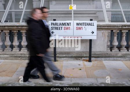 Parliament Street e Whitehall il 4 ottobre 2025 a Londra, Regno Unito. Oltre agli edifici governativi, la strada è conosciuta per le sue statue e i monumenti commemorativi. Questo cartello segna l'incrocio dove Whitehall diventa Parliament Street. Foto Stock