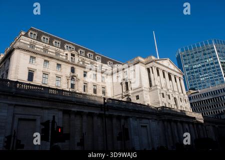 Bank of England nella City di Londra il 2 dicembre 2025 a Londra, Regno Unito. La Banca d'Inghilterra è la banca centrale del Regno Unito ed è responsabile della fissazione dei tassi di interesse. La City of London è un quartiere che contiene il principale quartiere finanziario di Londra. La City of London è ampiamente indicata semplicemente come la City è anche conosciuta colloquialmente come The Square Mile. Foto Stock