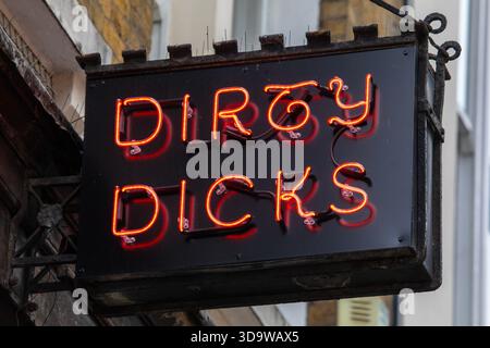 Londra, Regno Unito - 29 luglio 2025: Insegna vintage sull'esterno dello storico Dirty Dicks Public House di Londra, Regno Unito. Foto Stock