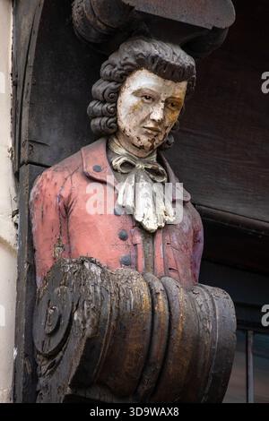 Londra, Regno Unito - 29 luglio 2025: Sculture in legno all'esterno dello storico Dirty Dicks Public House di Londra, Regno Unito. Foto Stock