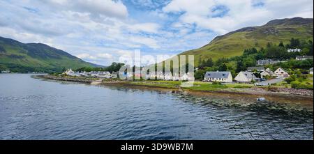 Tranquilla vista estiva pomeridiana del villaggio scozzese di Dornie, sulle rive del Loch Long Foto Stock