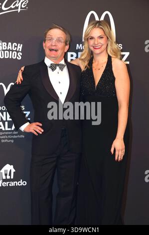 Wigald boning mit Ehefrau Teresa boning bei der 20. McDonald's Benefiz Gala zugunsten der McDonald's Kinderhilfe Stiftung nei den Eisbach Studios. München, 06.12.2025 *** Wigald disossando con sua moglie Teresa al Gala di beneficenza 20 McDonald's in aiuto della Fondazione McDonald's Childrens Aid agli studi Eisbach di Monaco, 06 12 2025 foto:xAgenturxWehnertx/xGränzdörferx/xFuturexImagex mcdonalds 5355 Foto Stock