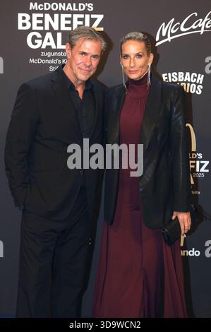 Sven Martinek mit Partnerin Bianca Rütter bei der 20. McDonald's Benefiz Gala zugunsten der McDonald's Kinderhilfe Stiftung nei den Eisbach Studios. München, 06.12.2025 *** Sven Martinek con la partner Bianca Rütter al 20 McDonald's Benefit Gala in aiuto della McDonald's Childrens Aid Foundation presso gli Eisbach Studios di Monaco, 06 12 2025 foto:xAgenturxWehnertx/xGränzdörferx/xFuturexImagex mcdonalds 5352 Foto Stock