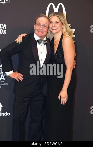 Wigald boning mit Ehefrau Teresa boning bei der 20. McDonald's Benefiz Gala zugunsten der McDonald's Kinderhilfe Stiftung nei den Eisbach Studios. München, 06.12.2025 *** Wigald disossando con sua moglie Teresa al Gala di beneficenza 20 McDonald's in aiuto della Fondazione McDonald's Childrens Aid agli studi Eisbach di Monaco, 06 12 2025 foto:xAgenturxWehnertx/xGränzdörferx/xFuturexImagex mcdonalds 5356 Foto Stock