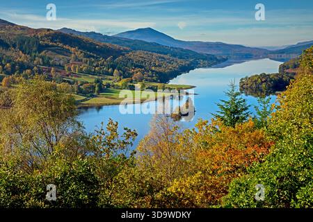 Vista della Regina che si affaccia sul lago Tummel, con sullo sfondo il monte Schiehallion, Perth e Kinross, Scozia, Regno Unito Foto Stock