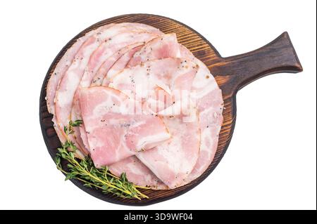 Pancetta Arrotolata italiana di prima qualità servita su un tagliere in legno rustico, guarnita con timo fresco. Sfondo bianco Foto Stock