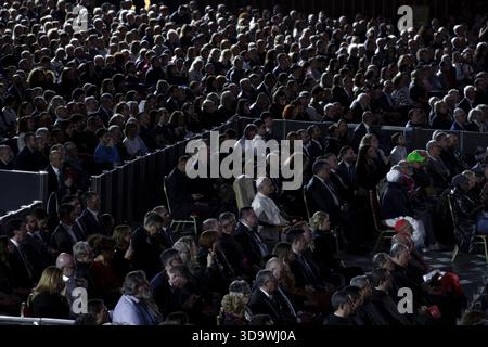 Città del Vaticano, Vaticano. 6 dicembre 2025. Papa Leone XIV partecipa al "Concerto con i poveri" di Natale, nella sala Paolo vi in Vaticano. Crediti: Maria Grazia Picciarella/Alamy Live News Foto Stock