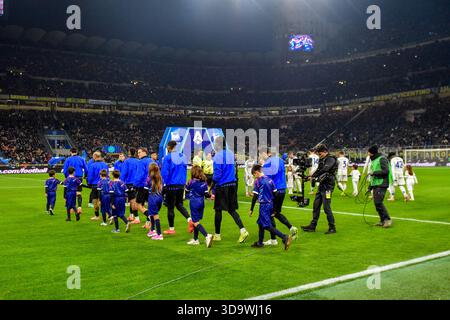 Milano, Italia. 6 dicembre 2025. I giocatori dell'Inter entrano in campo per la partita di serie A tra Inter e Como al Giuseppe Meazza di Milano. Credito: Gonzales Photo/Alamy Live News Foto Stock
