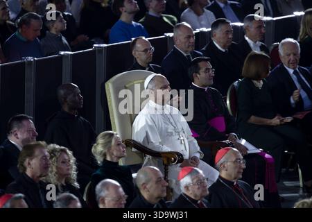 Città del Vaticano, Vaticano. 6 dicembre 2025. Papa Leone XIV partecipa al "Concerto con i poveri" di Natale, nella sala Paolo vi in Vaticano. Crediti: Maria Grazia Picciarella/Alamy Live News Foto Stock
