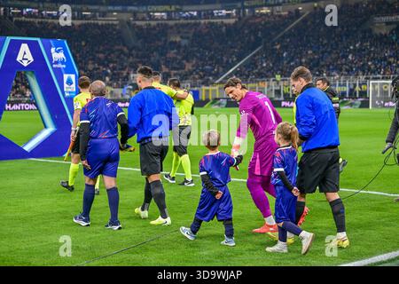 Milano, Italia. 6 dicembre 2025. I giocatori dell'Inter entrano in campo per la partita di serie A tra Inter e Como al Giuseppe Meazza di Milano. Credito: Gonzales Photo/Alamy Live News Foto Stock