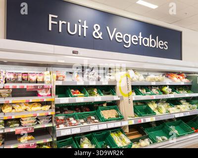 Frutta e verdura fresche in vendita al supermercato Waitrose di Basingstoke. Concetto: Costo della vita, cibo sano, imballaggio in plastica, prodotti chimici per sempre Foto Stock