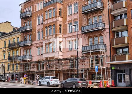 HELSINGBORG, Skåne län, SVEZIA – 12 agosto 2025: Questa foto mostra l'architettura di Helsingborg Svezia con edifici in mattoni con impalcature Foto Stock