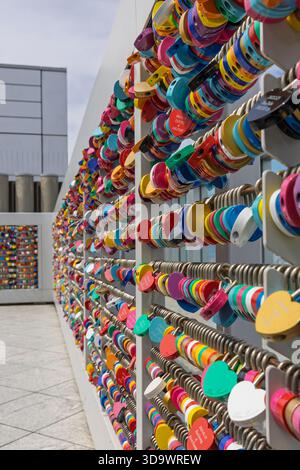 Osaka, Giappone - 31 marzo 2025: Lovelocks murano l'edificio Omeda Sky a Osaka, Giappone. Foto Stock