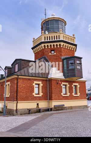 HELSINGBORG, Skåne län, SVEZIA – 12 agosto 2025: Questa foto mostra la torre del faro e l'ufficio pilota di Helsingborg, Svezia, che mostra i suoi Foto Stock