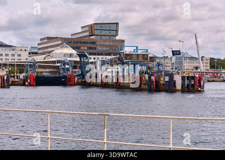 HELSINGBORG, Skåne län, SVEZIA – 12 agosto 2025: Questa immagine mostra l'architettura del terminal dei traghetti di Helsingborg Svezia, con edifici moderni e Foto Stock