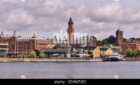 HELSINGBORG, Skåne län, SVEZIA – 12 agosto 2025: Questa immagine cattura il paesaggio urbano di Helsingborg Svezia, con i suoi edifici e il suo acquario Foto Stock