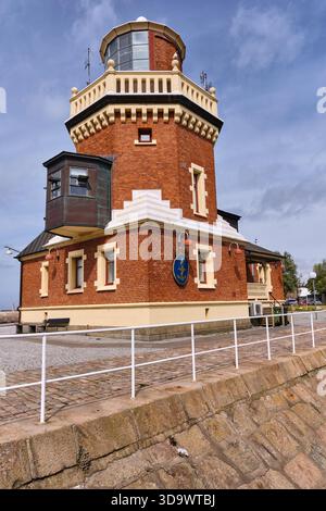 HELSINGBORG, Skåne län, SVEZIA – 12 agosto 2025: Questa foto mostra la torre del faro e l'ufficio pilota di Helsingborg, Svezia, che mostra i suoi Foto Stock