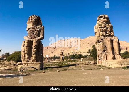 Le statue di altri in Egitto. Con i monumenti del Tempio di megaliti Foto Stock