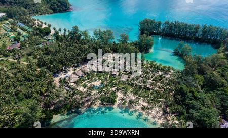 Questa splendida vista aerea cattura la vegetazione lussureggiante e le acque cristalline dell'isola di Koh Kood in Thailandia. con lussuosi bungalow fronte spiaggia in un resort di lusso visto dall'alto Foto Stock