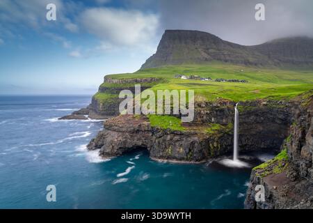 Vista a lunga esposizione della famosa cascata Mulafossur sull'isola Vagar nelle Isole Faroe Foto Stock