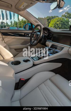 Kiev, Ucraina - luglio 2025: Nuovo abitacolo Porsche Panamera, pelle leggera e alcantara Foto Stock