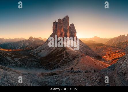 Maestosa vista panoramica del tramonto dorato che splende sulle tre Cime di Lavaredo, tre cime sul punto panoramico di forcella Lavaredo sulle Dolomiti, Italia Foto Stock