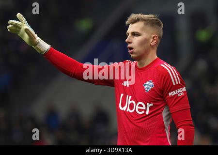 Milano, Italia. 6 dicembre 2025. Italia, Milano, 2025 12 06: Jean Butez (Como) dà consigli ai compagni di squadra nel primo tempo durante la partita di calcio FC Inter vs Como 1907, serie A Enilive 2025-2026 giorno 14 al San Siro StadiumItaly, Milano, 2025 12 06: FC Inter vs Como 1907, serie A EniLive 2025/2026 giorno 14 allo Stadio San Siro. (Foto di Fabrizio Andrea Bertani/Pacific Press) crediti: Pacific Press Media Production Corp./Alamy Live News Foto Stock