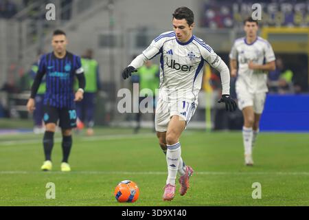 Milano, Italia. 6 dicembre 2025. Italia, Milano, 2025 12 06: Anastasios Douvikas (Como) guida in zona di rigore nel secondo tempo durante la partita di calcio FC Inter vs Como 1907, serie A Enilive 2025-2026 giorno 14 al San Siro StadiumItaly, Milano, 2025 12 06: FC Inter vs Como 1907, serie A EniLive 2025/2026 giorno 14 allo Stadio San Siro. (Foto di Fabrizio Andrea Bertani/Pacific Press) crediti: Pacific Press Media Production Corp./Alamy Live News Foto Stock