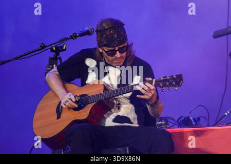 Curitiba, Brasile. 7 dicembre 2025. PR - CURITIBA - 06/12/2025 - CURITIBA, PRIME ROCK BRASIL - Murilo Lima dalla band Capital Inicial durante una performance al prime Rock Brasil a Pedreira Paulo Leminski, a Curitiba, questo sabato (06). Foto: Robson Mafra/AGIF (foto di Robson Mafra/AGIF/Sipa USA) credito: SIPA USA/Alamy Live News Foto Stock