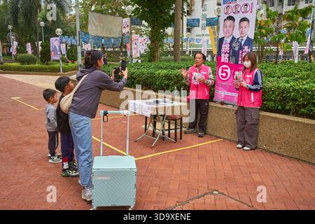 Hong Kong, Cina. 7 dicembre 2025. Gli aiutanti del candidato sono fotografati vicino a una stazione elettorale a Tin Shui Wai. Le elezioni generali del Consiglio legislativo di Hong Kong del 2025 si svolgeranno il 7 dicembre 2025 per eleggere i 90 membri dell'ottavo Consiglio legislativo di Hong Kong. Credito: SOPA Images Limited/Alamy Live News Foto Stock