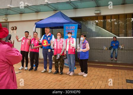 Hong Kong, Cina. 7 dicembre 2025. Un candidato e i suoi assistenti sono fotografati vicino a una stazione elettorale a Tin Shui Wai. Le elezioni generali del Consiglio legislativo di Hong Kong del 2025 si svolgeranno il 7 dicembre 2025 per eleggere i 90 membri dell'ottavo Consiglio legislativo di Hong Kong. Credito: SOPA Images Limited/Alamy Live News Foto Stock