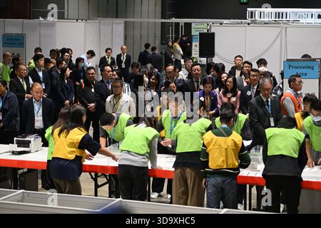 Hong Kong, Hong Kong. 7 dicembre 2025. Il collegio elettorale di Hong Kong conta il 7 dicembre 2025 a Hong Kong. Oggi Hong Kong Hold è la sua elezione al Consiglio legislativo. (Foto di Kobe li/Nexpher Images/Sipa USA) credito: SIPA USA/Alamy Live News Foto Stock