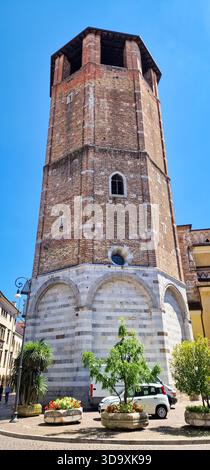 Antica torre dell'orologio della cattedrale di Udine nel centro storico di Udine, Italia Foto Stock