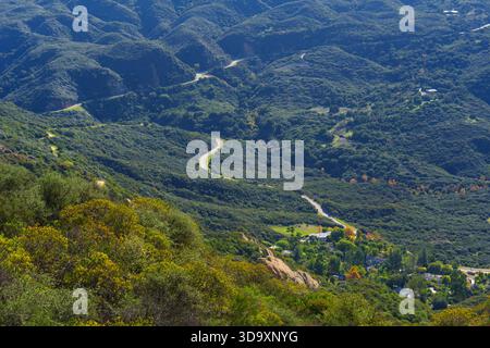 La strada tortuosa si snoda attraverso le colline verdi e densamente vegetate del Red Rock Canyon Park nelle montagne di Santa Monica in una brillante giornata autunnale Foto Stock